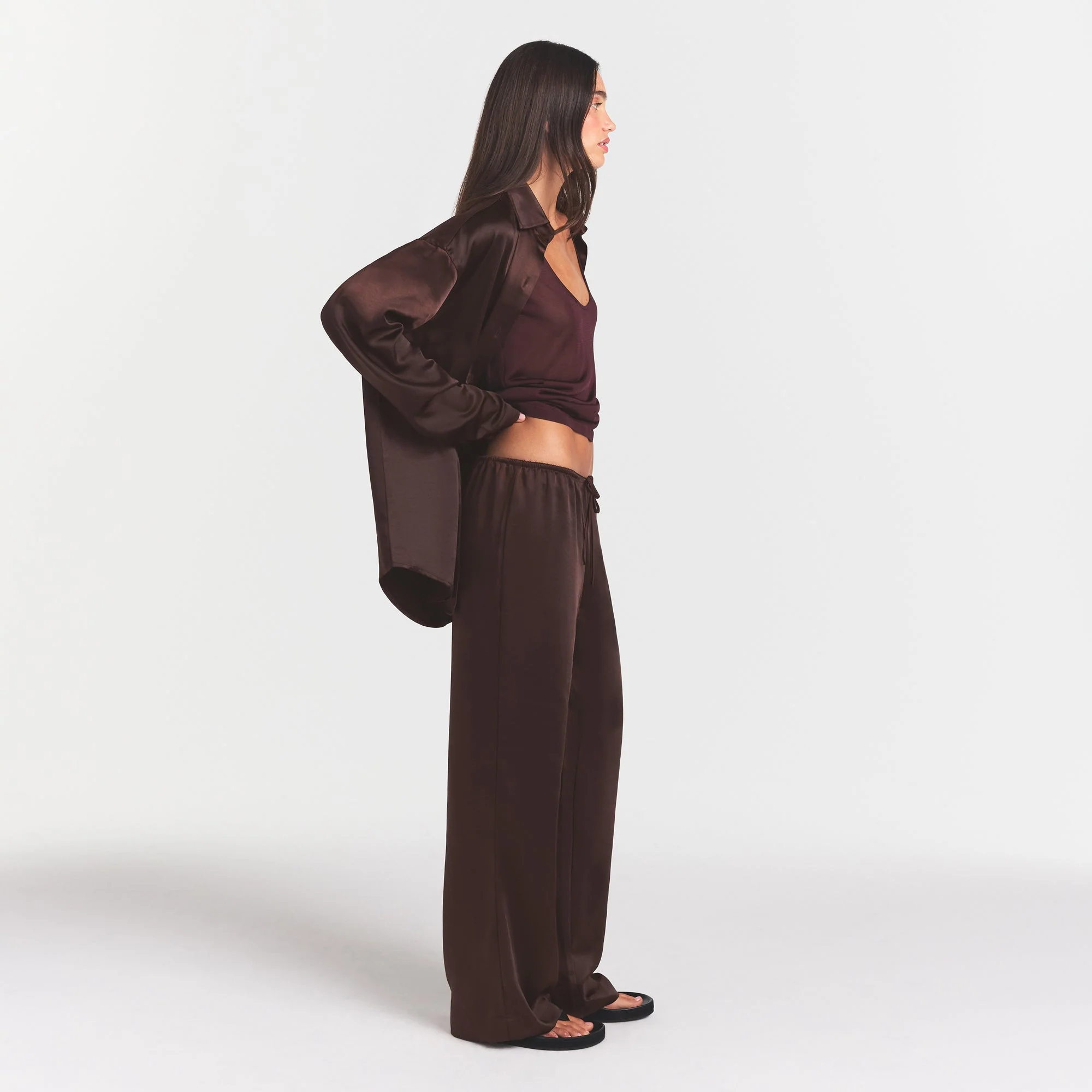LIGHTWEIGHT SATIN STRAIGHT LEG PANT | ESPRESSO - Image 2