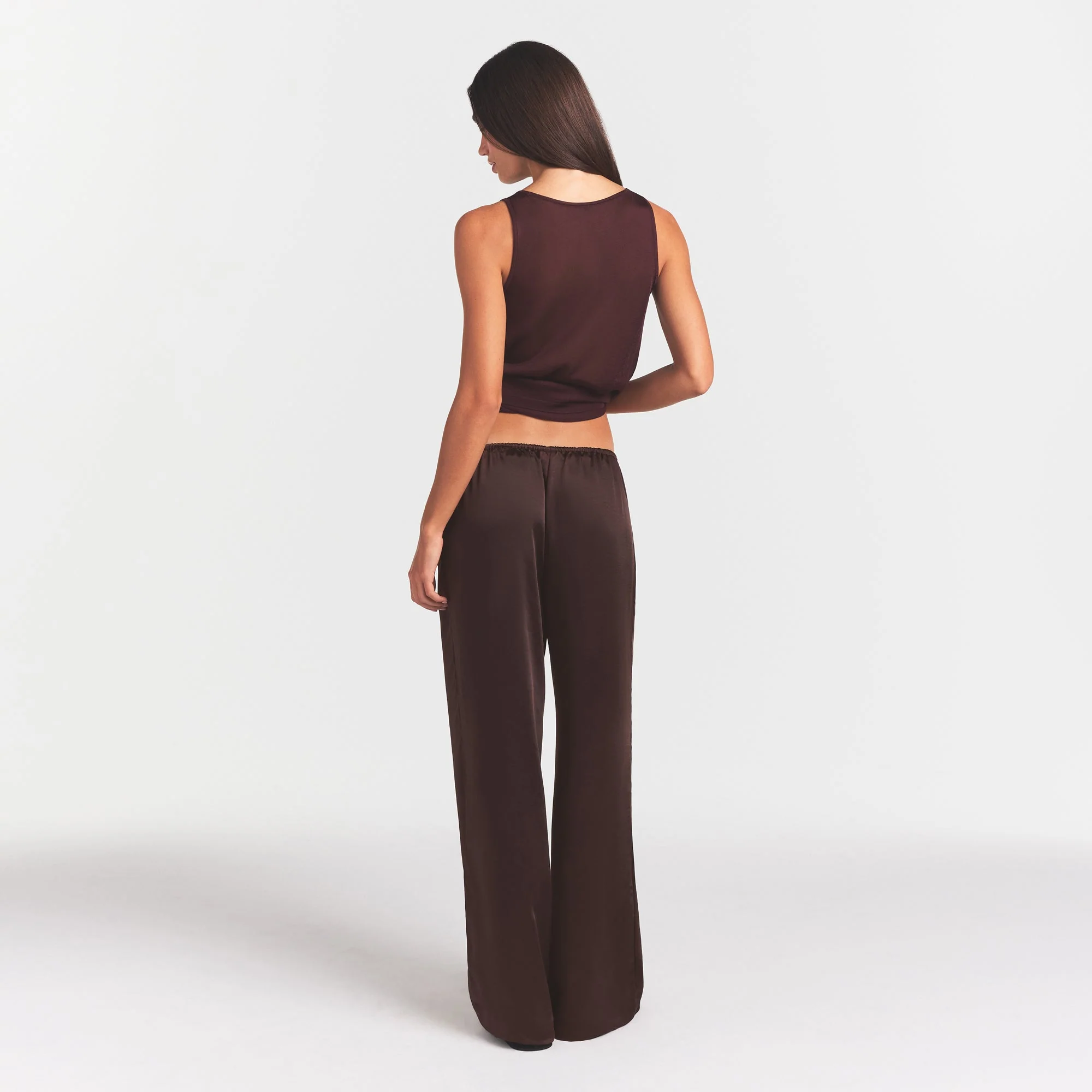 LIGHTWEIGHT SATIN STRAIGHT LEG PANT | ESPRESSO - Image 3