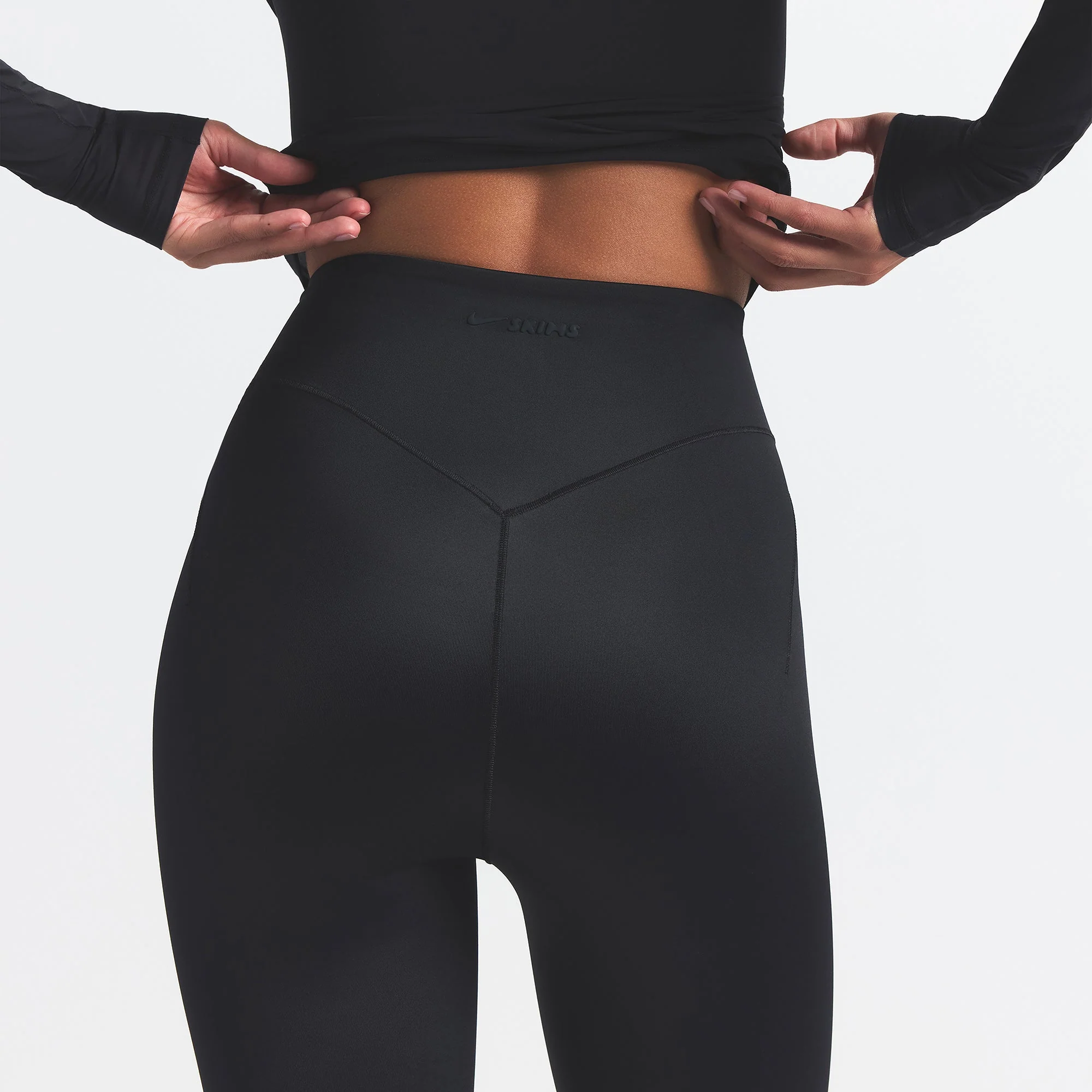 NikeSKIMS SHINE BONDED WAIST 26" LEGGING | OBSIDIAN - Image 2
