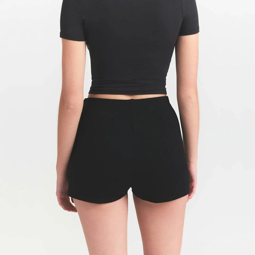 THE ESSENTIAL COLLECTION MINI SKORT | OBSIDIAN - Image 3